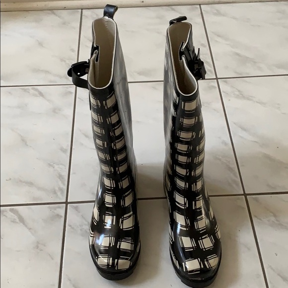 Black and white rain boots - Picture 2 of 4